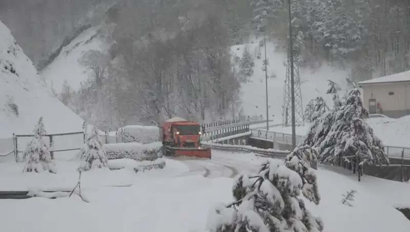 Bolu Dağı'nda Beklenen Kar Yağışı Başladı: Kış Manzarası Hayran Bırakıyor