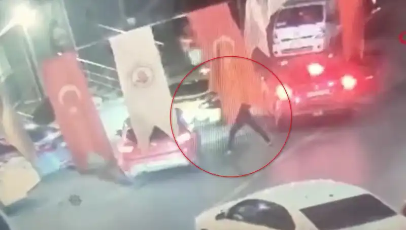 Kağıthane'de Sokak Ortasında Kanlı Cinayet: Genç Adam Otomobilinde Kurşunlandı