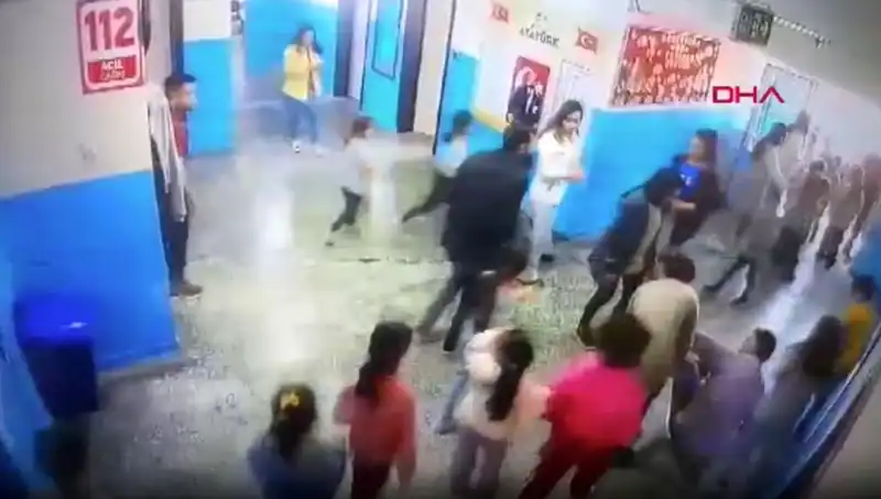 Bayılan Öğrenciyi Müdür Yardımcısının Cesareti Kurtardı!