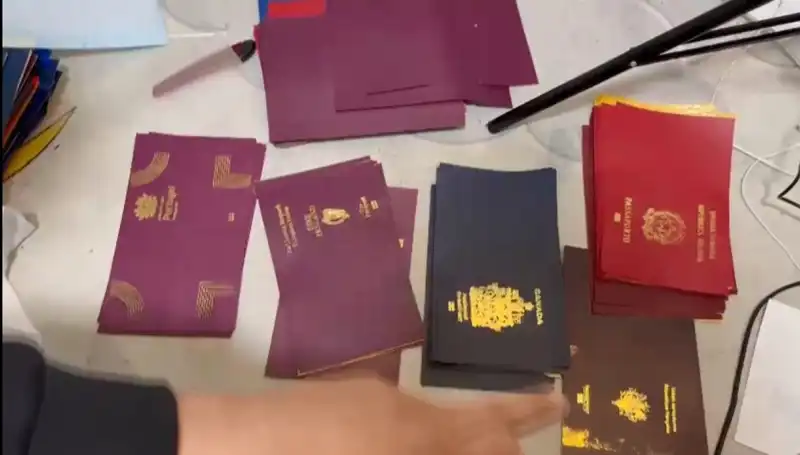 Türkiye’de Sahte Pasaport ve Vize Üreten Çeteye Dev Operasyon
