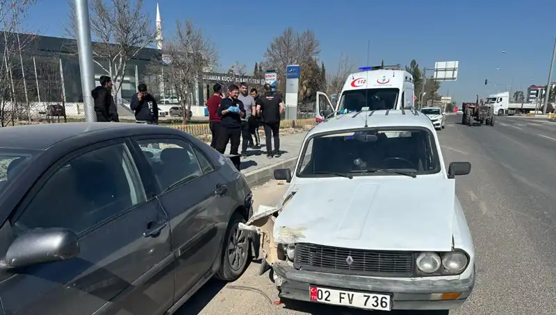 Park Halindeki Araca Çarpan Otomobil, Kaza Ortalığı Karıştırdı
