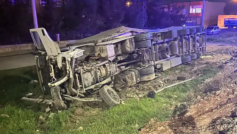 TIR Devrildi: Kaza Sonrası 6 Yaralı, Faciadan Dönüldü