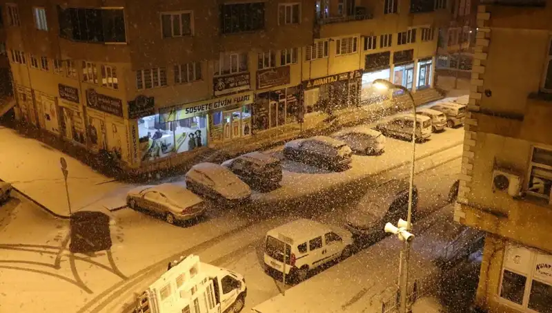 Bir Günde İki Mevsim: Gece Karlı, Sabah Bahar Etrafa Yayılıyor