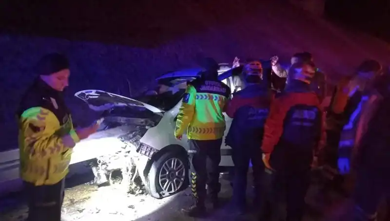 Kent Merkezinde Feci Kaza: Bariyer Araç İçine Saplandı, Dört Yaralı!