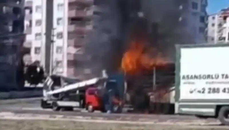 Alev Alev Yanan TIR, Yüzlerce Metrekarelik Alanı Kül Etti