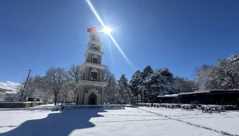 Erzincan'ın Nisan'ında Şaşırtan Kar Manzaraları: Doğa Nasıl Güzelleşti?
