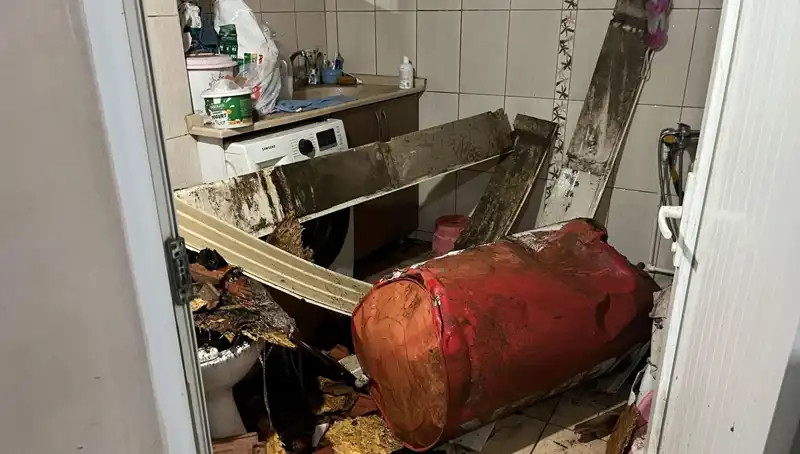 Ege Bölgesi'nde Fırtına Sonrası Korkutan Manzaralar: Ağaçlar Devriye Girdi