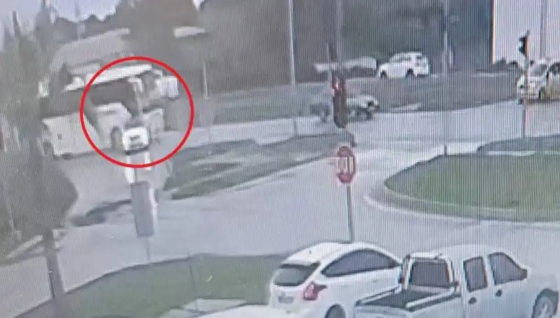 Kırmızı Işıkta Durdu, Yolcu Otobüsü Şok Edici Bir Kazaya Neden Oldu