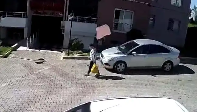 Çatısından Düşen Fayanstan Saniyelerle Kurtulan Kişi Hayatını Anlattı