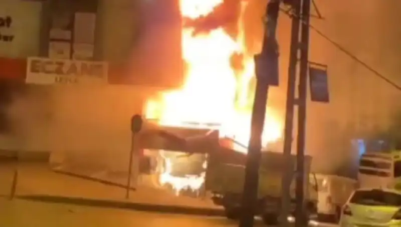 Başakşehir'deki İş Merkezinde Yangın Panik Yarattı, Ekipler Seferber Oldu!