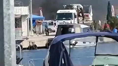 Tuzla Balıkçı Barınağında Meydana Gelen Lastik Yangını Sakinleri Tedirgin Etti