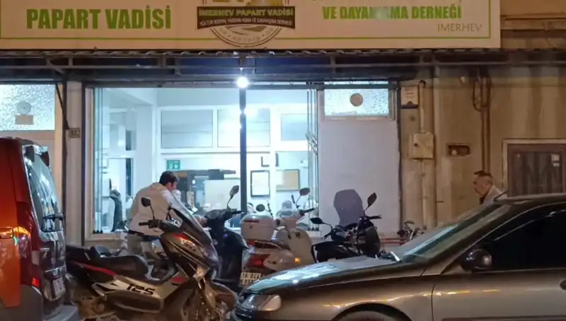 Lokalde Bıçaklı Kavga: Korkunç Olayda Bir Kişi Ağır Yaralandı