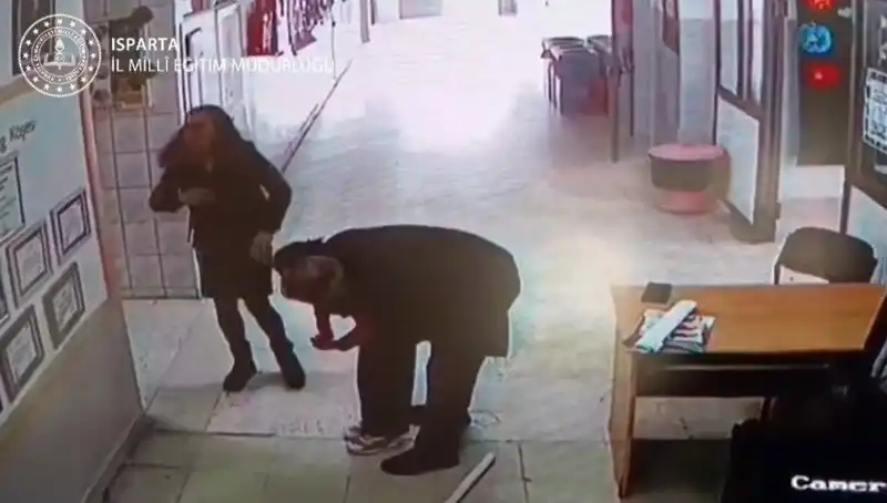 : İlkokul Öğretmeni, Heimlich Manevrası ile Öğrencisini Sıkan Yutma Durumundan Kurtardı