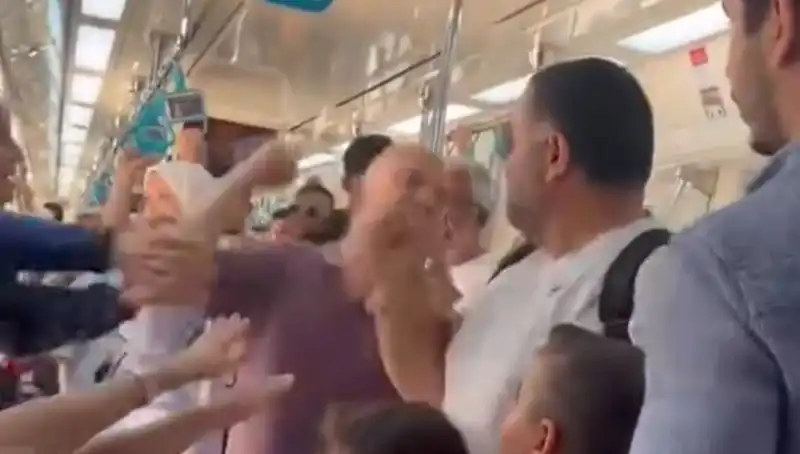 Marmaray'da Neler Oluyor? Gözler Yumruklu Kavgada!