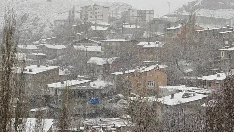 Hakkari'de Nisan Ayında Yağan Kar, Baharın Gelişini Unutulmaz Kıldı
