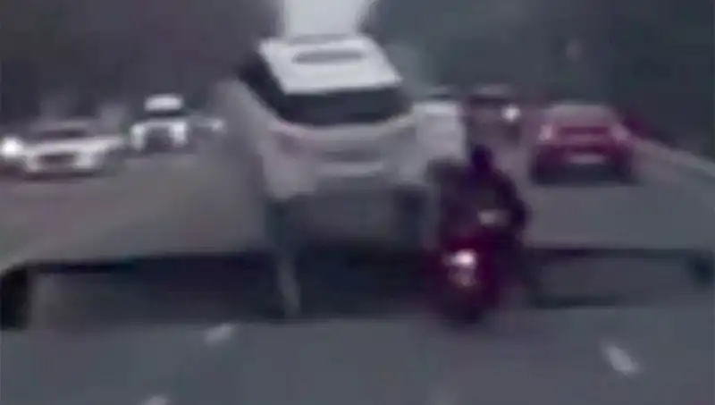 Güney Kore'deki Otoyolda Görülen Dev Çukur, Motosiklet Kazasına Neden Oldu