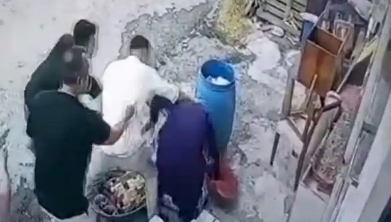 Başakşehir'de Bidon Tartışması Kanlı Bitti: Baba ve Oğul Kadını Darp Etti
