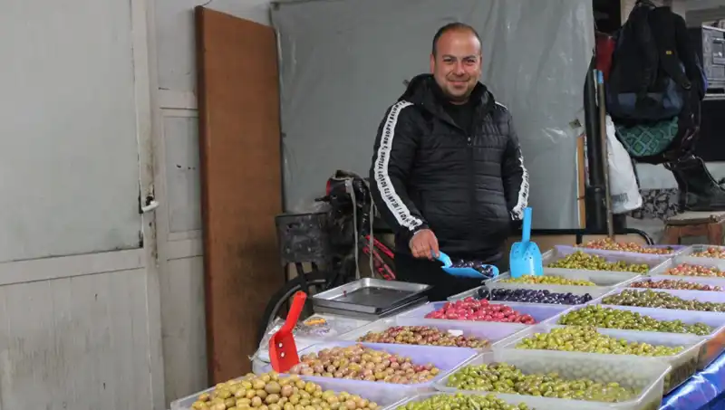 Pazarın Lezzet Dolu Tezgahı: 30 Çeşit ile Damak Çatlatan Uzun Su Bekletme Yöntemi