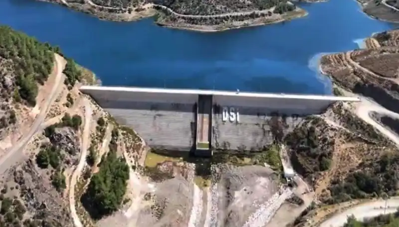 Çeşme'de Su Kesintileri Sona Eriyor: Yeni Projelerle Su Sorunu Çözülüyor