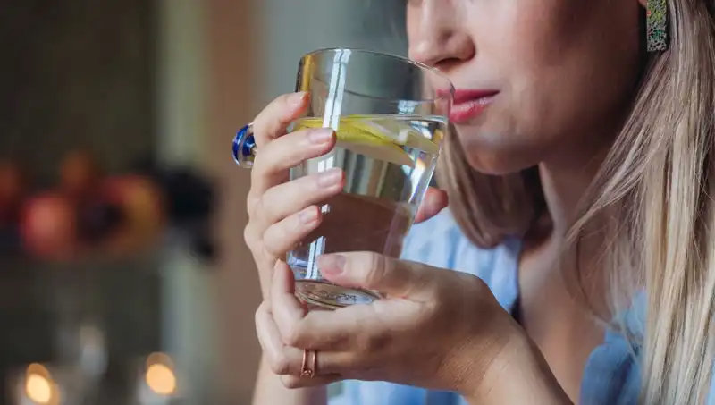 Harvardlı Uzman, Limonlu Su Faydalarıyla İlgili Gerçekleri Açıkladı