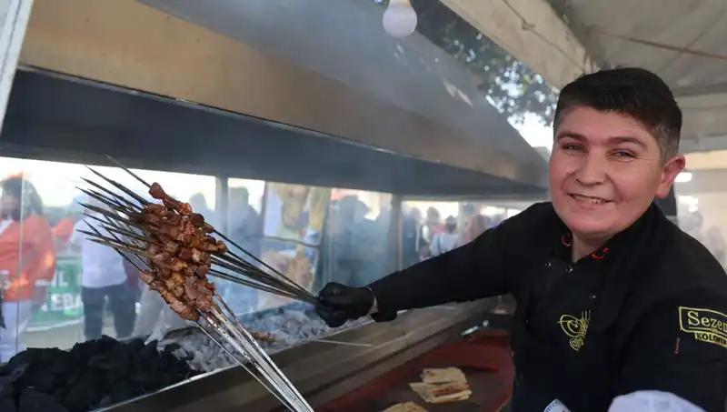 Kozan Karnavalı'nda Bir Gıda Fenomeni: Yarım Ton Ciğer Tüketildi!