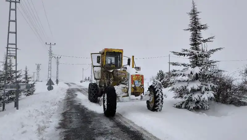 Kayseri'de Kışın Getirdiği Zorluklar: Kardan Kapanan Yollar Yeniden Açıldı!