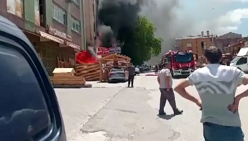 Ankara’da Sokakları Karanlığa Gömten Büyük Yangın: İş Yerleri Alev Alev Yandı