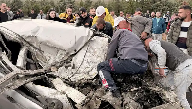 TIR ile Çarpışma: Araç Kağıt Gibi Ezildi, Kaza Anı Şok Etti