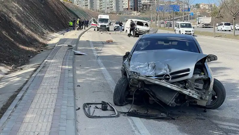 Otomobil Minibüse Çarptı: Bir Kayıp, Üç Yaralı!