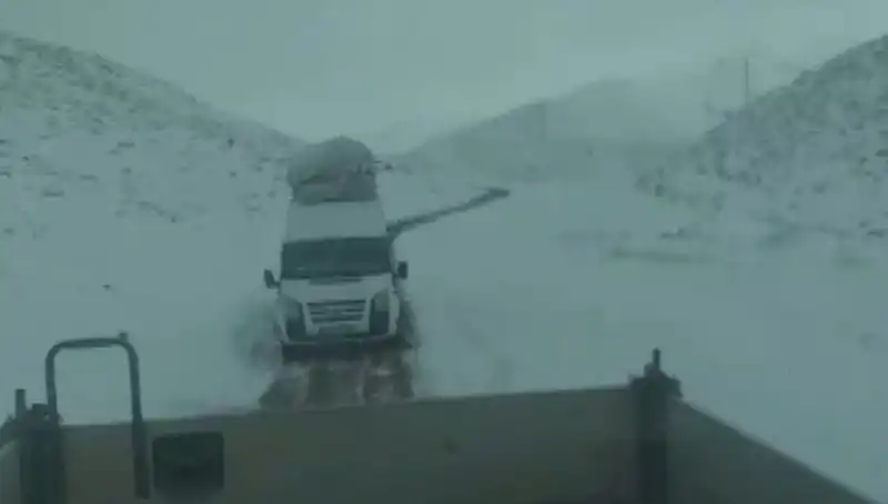 Siirt'te Karda Mahsur Kalan 13 Kişinin Dramı: Kurtarma Operasyonu Başarıyla Tamamlandı
