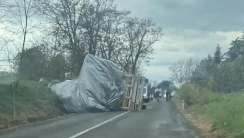 Tekirdağ’da Saman Yüklü TIR Devrildi, Maddi Hasar ve Yaralılar Yaşandı!