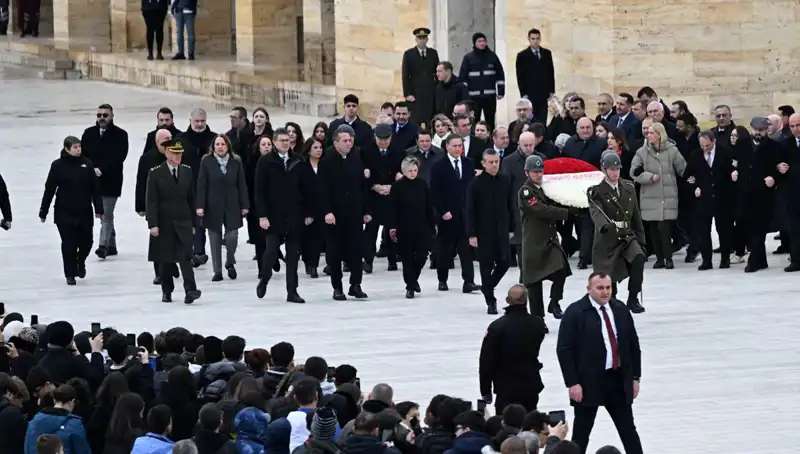 CHP Genel Başkanı Özel, Anıtkabir'i Ziyaret Etti: Yeni Dönemin Habercisi