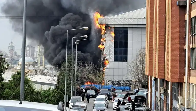 Başakşehir'de Sanayi Sitesinde Büyük Yangın: Ekipler Olay Yerinde Müdahale Ediyor