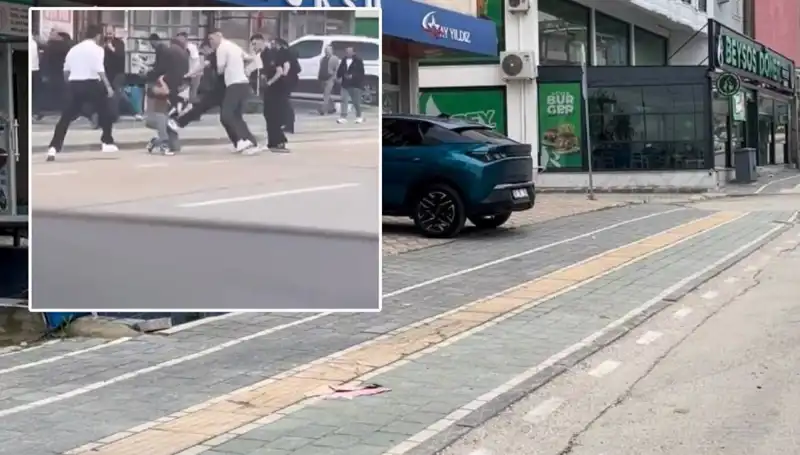 Aranan Şahıs Yakalanmak Üzere Gittiği Evde Polisi Saplayan Saldırıya Geçti