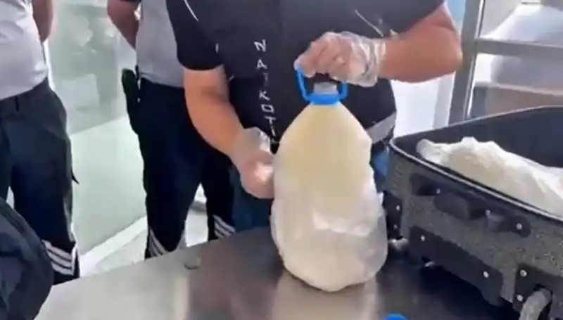Havalimanında Süt Şişesi İçinde Ele Geçirilen 12 Kilo 800 Gram Uyuşturucu Şok Yaratıyor