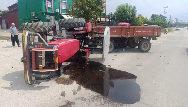 Otomobil-Traktör Çarpışması: Kaza Sonrası Zırhlı Traktör Devrildi