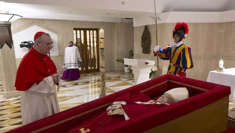 Papa'nın Tabuttaki Fotoğrafları Yayınlandı: Duygusal Anların Ardında Yatan Gerçekler