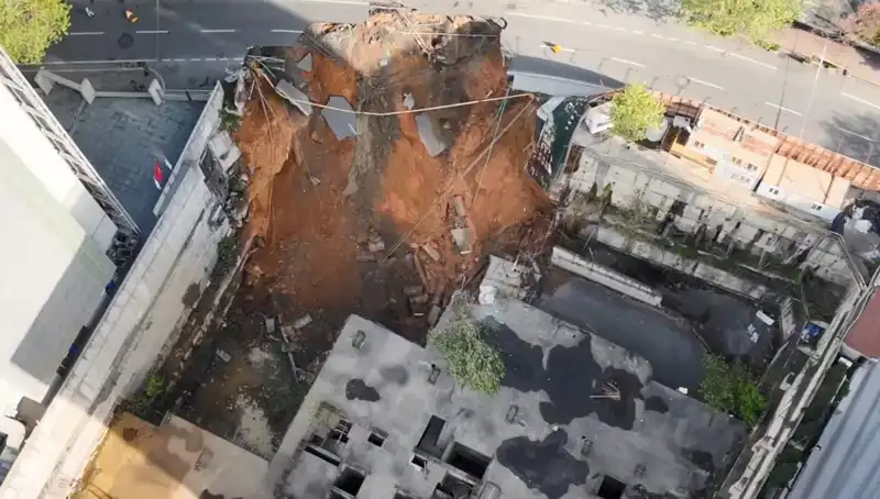 Sarıyer'de Yol Çökmesi: Cadde Trafiğe Kapandı, Altyapı Sorunları Gündemde!