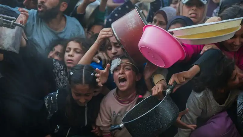 Gazze'de Açlık Krizi: Un Stokları Tükendi, Halk Yardım Bekliyor